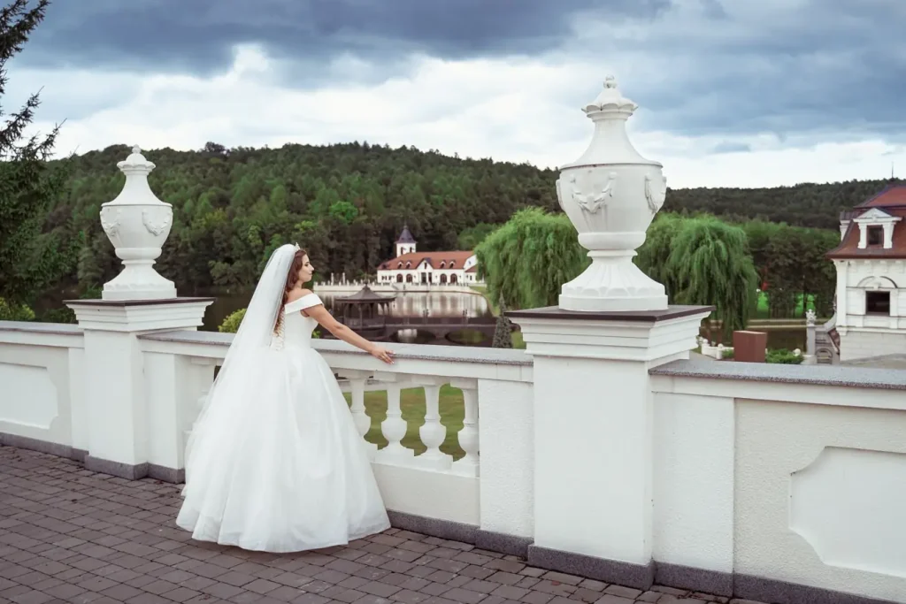 Наречена на терасі ресторану біля озера, весільна фотосесія Львів, послуги фотографа, професійна зйомка, ціна відеозйомки, фотостудія Львів.