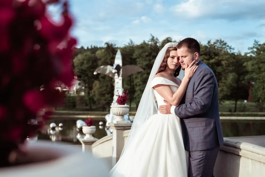 Ніжні обійми наречених біля води, весільна фотосесія Львів, послуги фотографа та відеографа, ціна зйомки, професійний фотограф Львів.