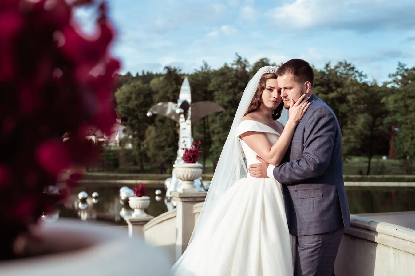 Ніжні обійми наречених біля води, весільна фотосесія Львів, послуги фотографа та відеографа, ціна зйомки, професійний фотограф Львів.