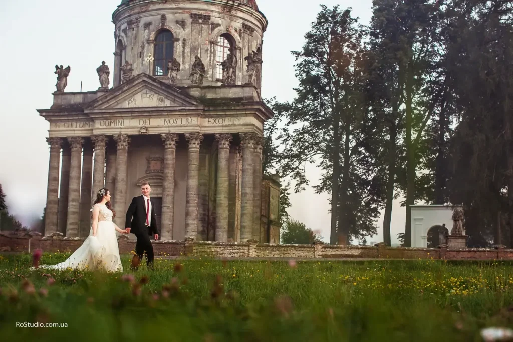 Весільна фотосесія біля костелу святого Йосипа, молодята у Підгірцях, послуги фотографа, відеозйомка ціна, професійна зйомка Львів.
