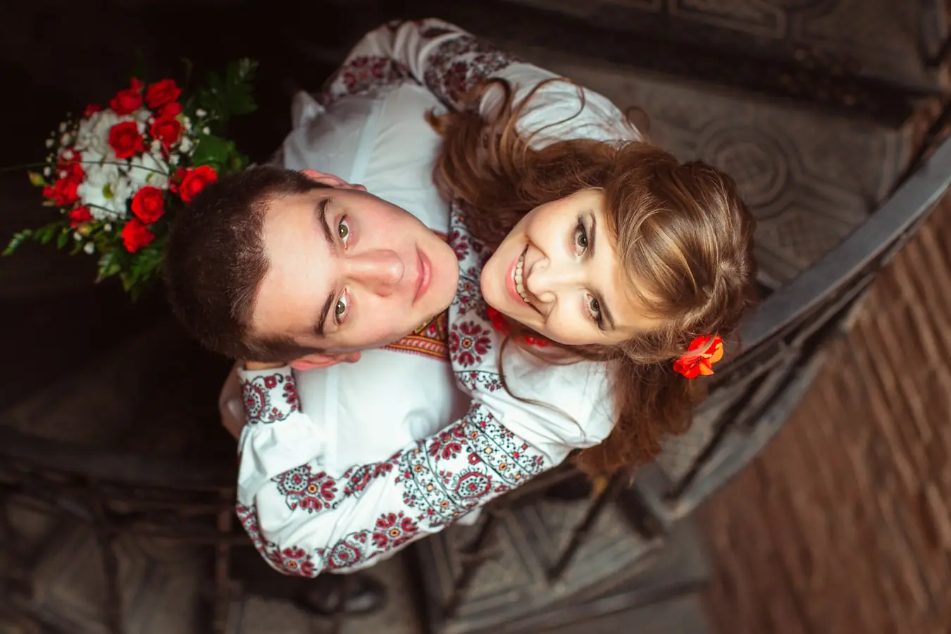 весільна фотосесія Львів, послуги фотографа, відеозйомка весілля Львів, ціна, пара у вишиванках на гвинтових сходах