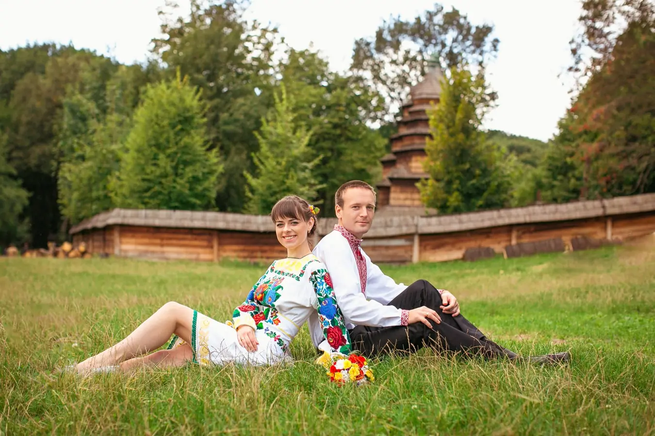 весільна фотосесія Львів, професійний фотограф, відеозйомка весілля Львів, ціна, пара у вишиванках біля дерев'яної церкви