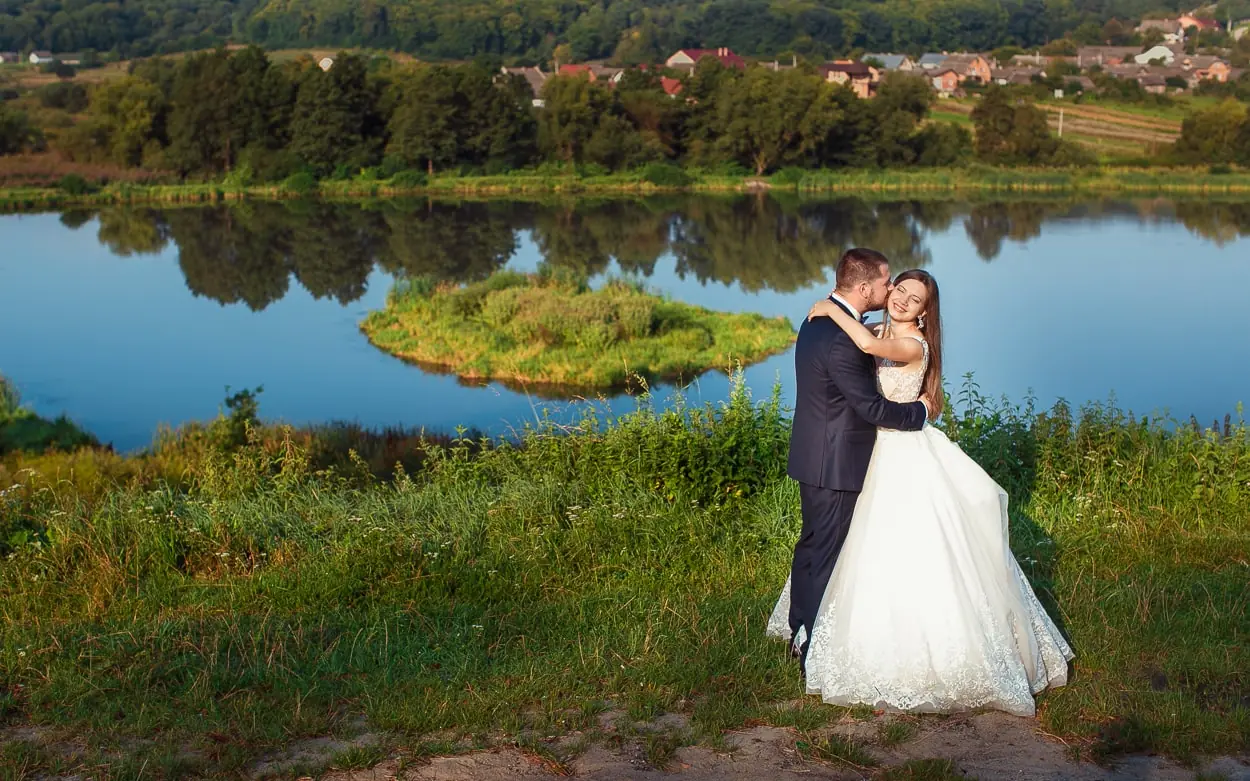 Весільна фотосесія на природі біля озера, професійна зйомка молодят у Львові, весільний фотограф та відеограф RoStudio.