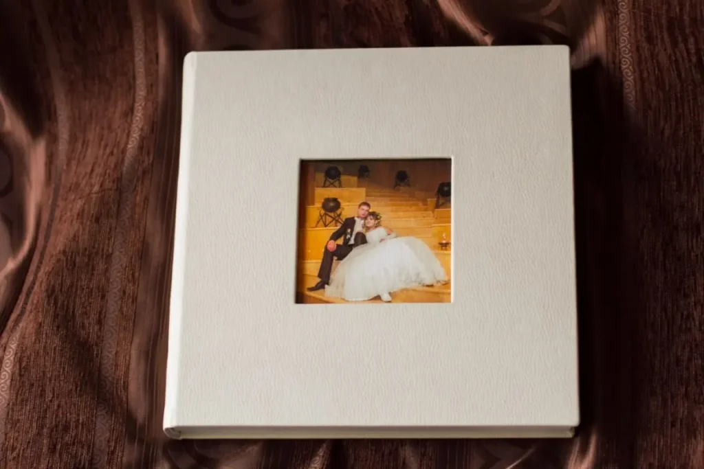 весільний фотоальбом Львів ціна, замовити весільну фотокнигу, послуги фотографа Львів, професійна відеозйомка весілля Львів, виготовлення фотокниг RoStudio.