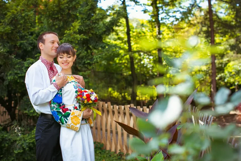 весільна фотосесія Львів, послуги фотографа, відеозйомка весілля ціна, пара у вишиванках з букетом, професійна зйомка на природі