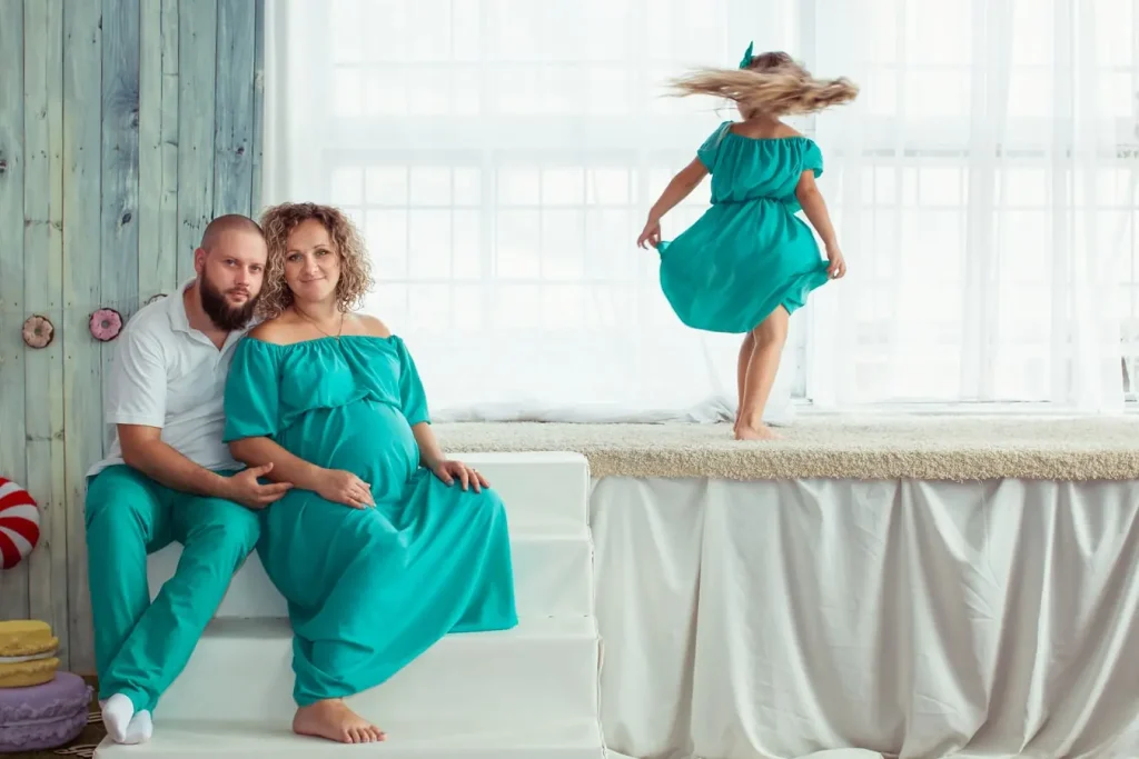 Сімейна вагітна фотосесія в студії Львів, послуги фотографа, ціна, професійна зйомка вагітності з сім'єю