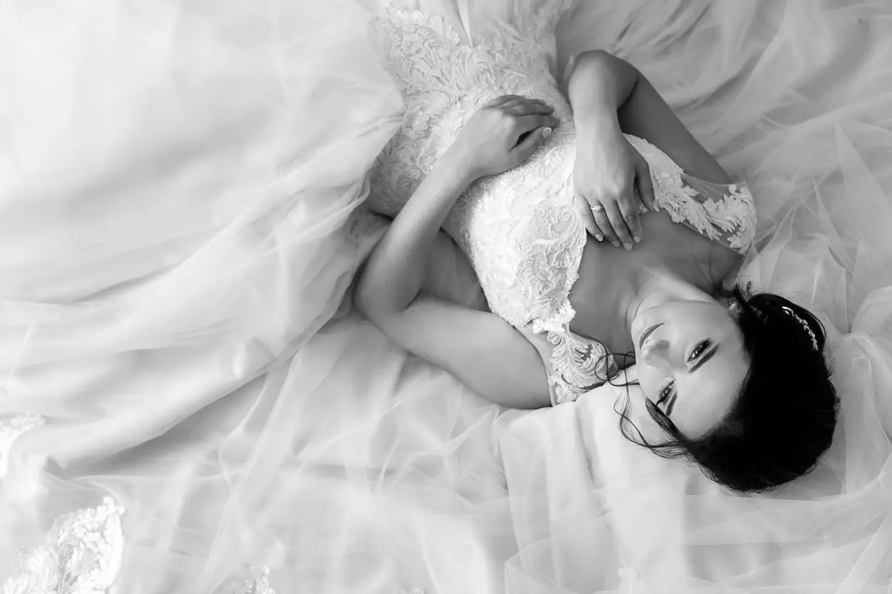 Весільна фотосесія Львів, послуги фотографа, ціна, професійна зйомка нареченої у весільній сукні