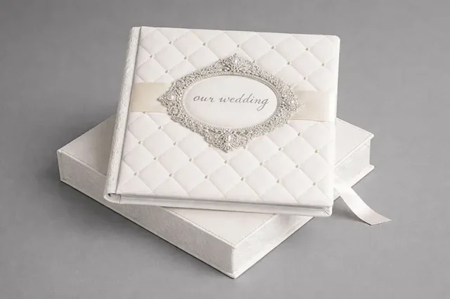 Весільна фотокнига преміум-класу в білій шкіряній палітурці з інкрустацією, виготовлена у Львові студією RoStudio.