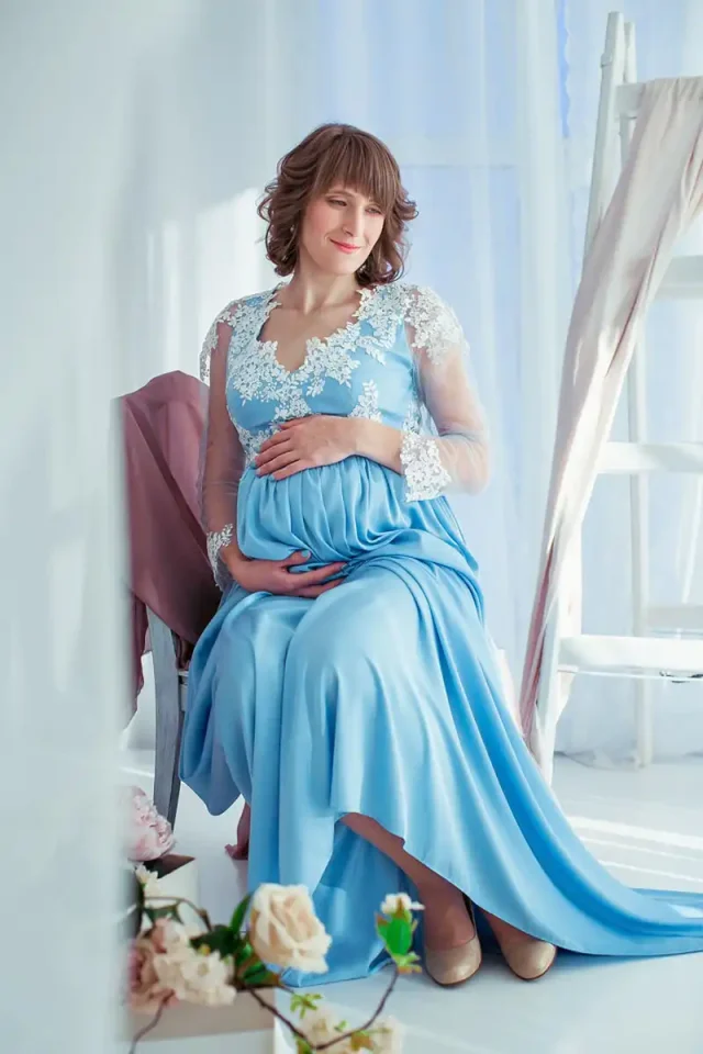 Професійна фотосесія вагітних у Львові, ніжна фотозйомка вагітності в блакитній сукні. Фотограф для вагітних у фотостудії RoStudio.