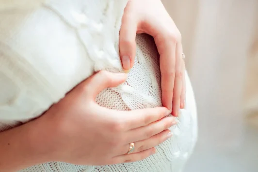 Фотосесія вагітних Львів, ніжна зйомка вагітності в білій студії, професійний фотограф. RoStudio.