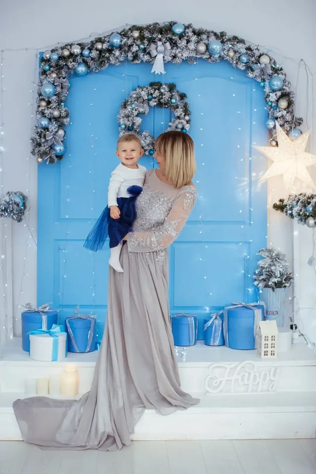 Сімейна новорічна фотосесія у Львові, мама з дитиною в професійній фотостудії біля ялинки.