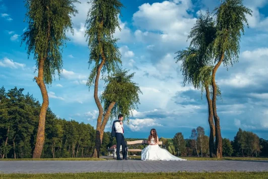 Весільна фотосесія Львів, професійна зйомка наречених на природі, весільний фотограф RoStudio.