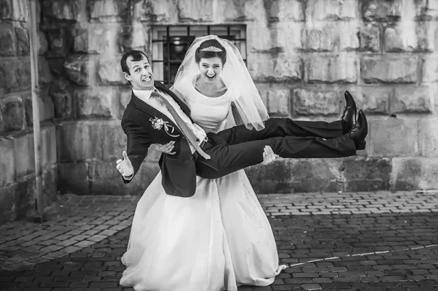 Професійна весільна фотосесія у Львові, емоційна фотозйомка молодят. Весільний фотограф Львів RoStudio проводить зйомку на прогулянці містом.